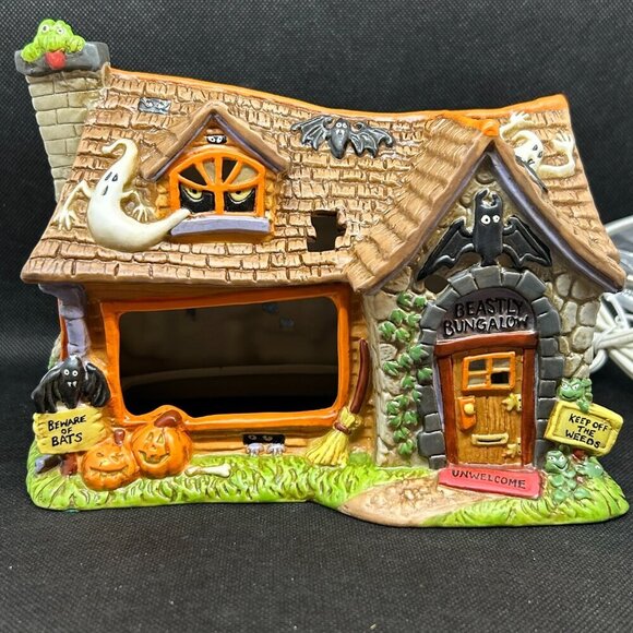 New in box limited edition Beasty Bungalow Creepy Hollow lighted figurine - Picture 1 of 9